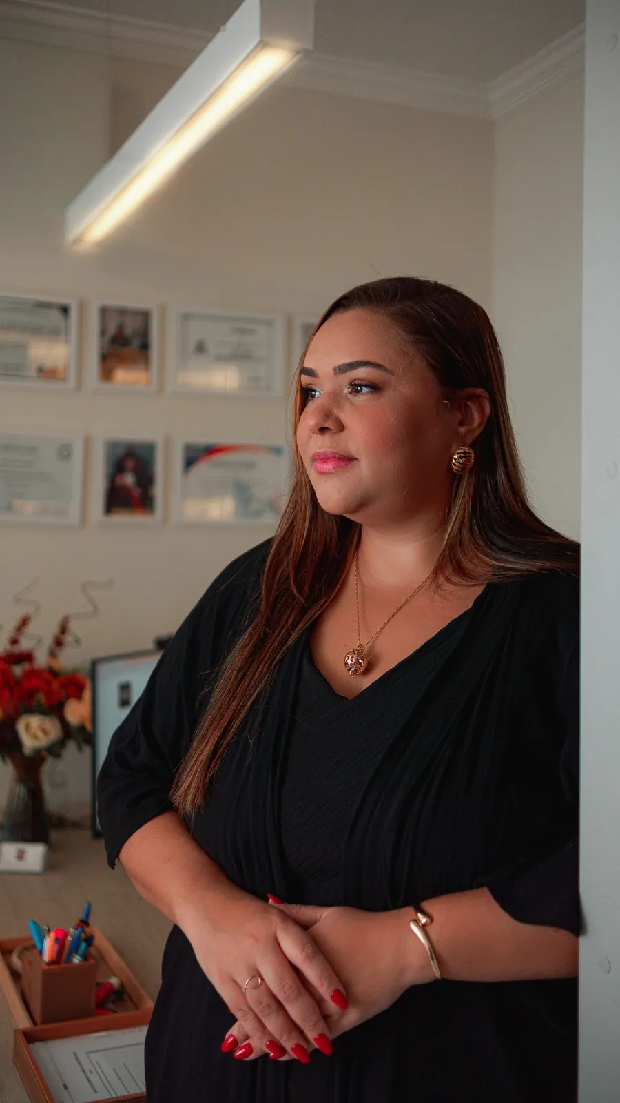 Diplomas e certificações na parede do escritório